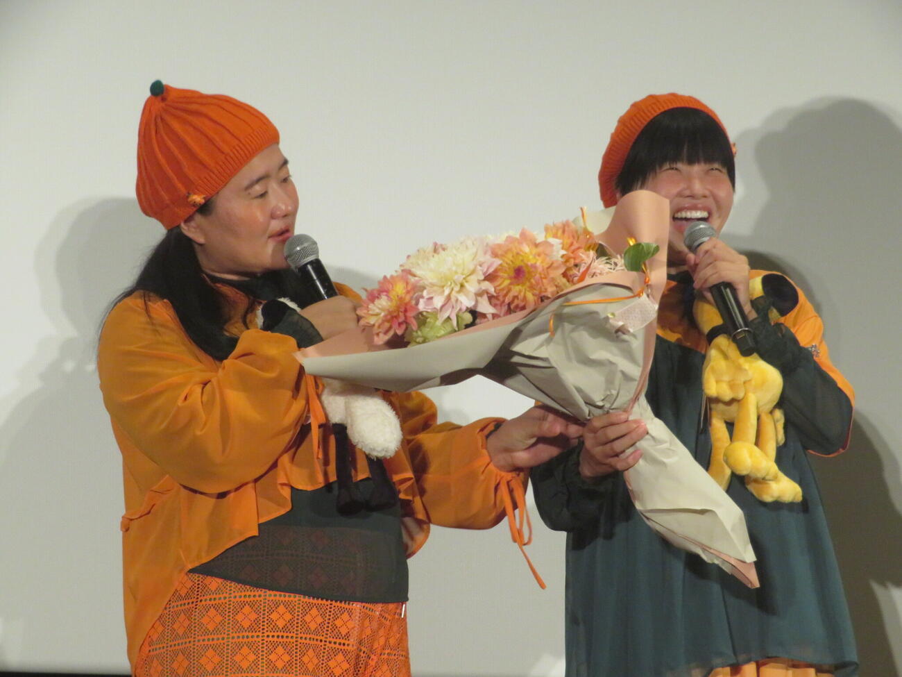 ピッツァーからぬいぐるみと花束を受け取ったガンバレルーヤよしこ（左）とまひる（撮影・川田和博）