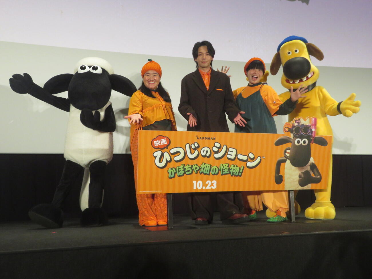 「映画ひつじのショーン　かぼちゃ畑の怪物！」ジャパンプレミアに出席した、左から中村倫也、、ガンバレルーヤよしこ、まひる（撮影・川田和博）