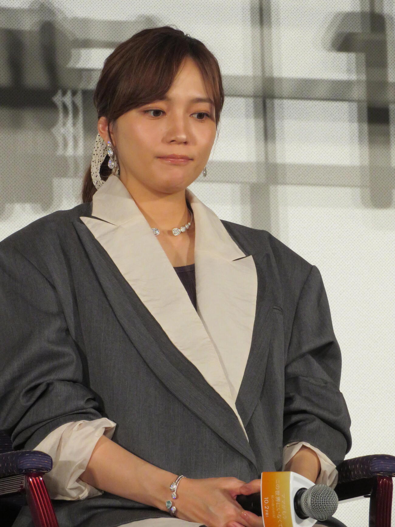 映画「ママがもうこの世界にいなくても　私の命の日記」公開前夜祭舞台あいさつで、演じた遠藤和さんの夫・将一さんからの手紙の代読を聞き入る川口春奈（撮影・村上幸将）