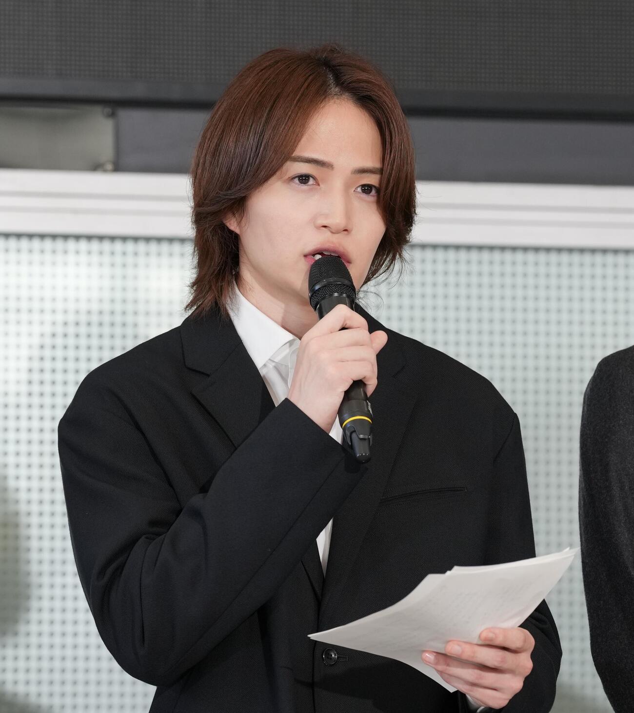 囲み取材で思いを話すtimeleszの菊池風磨（撮影・小島史椰）