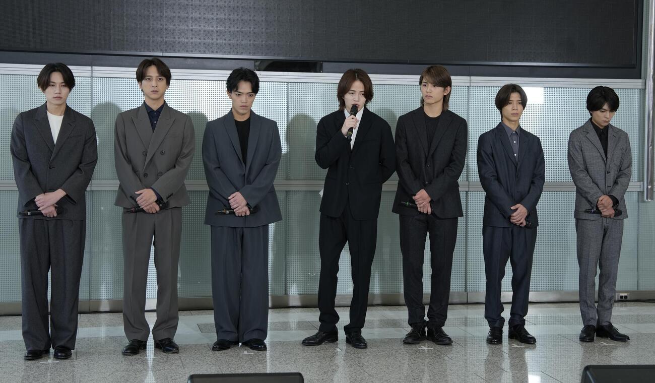 囲み取材に応じるtimelesz。左から橋本将生、寺西拓人、原嘉孝、菊池風磨、篠塚大輝、松島聡、佐藤勝利（撮影・小島史椰）