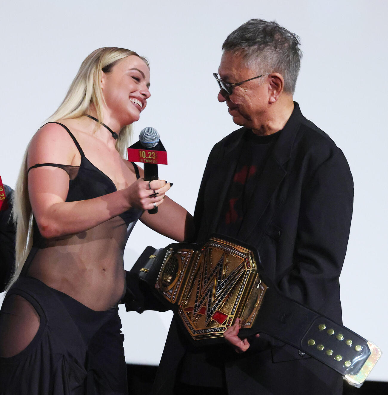 映画「バッド・ルーテナント：トウキョウ」イベントで三池崇史監督（右）に特製ベルトをプレゼントするWWE所属のリブ・モーガン（撮影・中島郁夫）