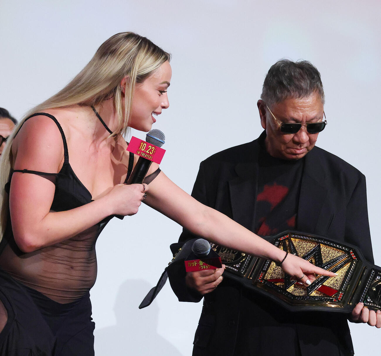 映画「バッド・ルーテナント：トウキョウ」イベントで三池崇史監督（右）に特製ベルトをプレゼントするWWE所属のリブ・モーガン（撮影・中島郁夫）