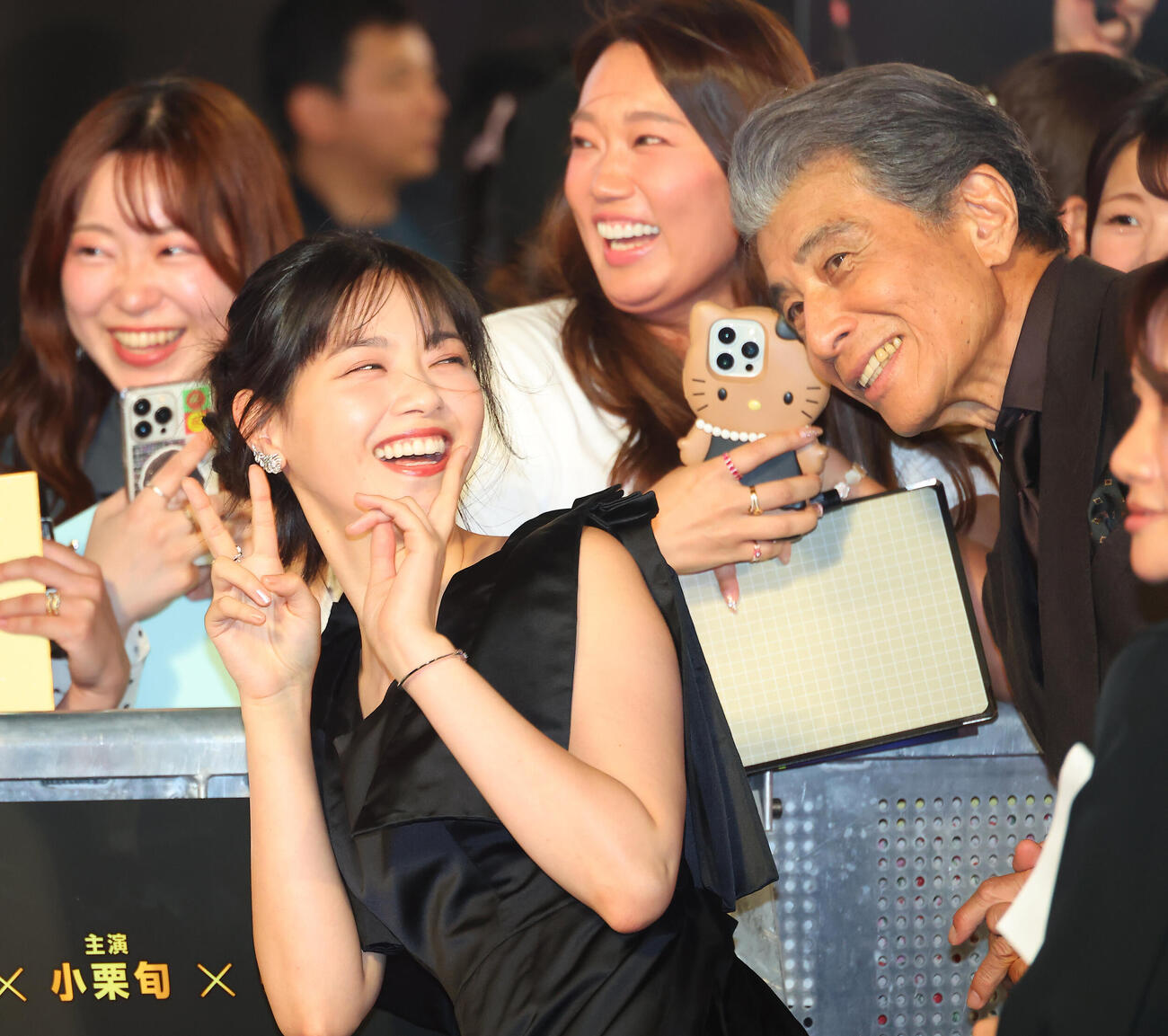 西野七瀬（左）のファンサービスに飛び入りする舘ひろし（撮影・中島郁夫）