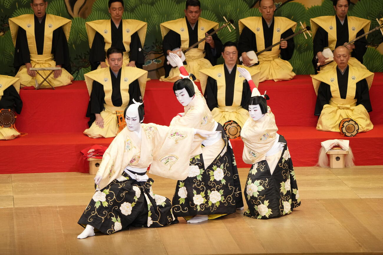 「平成中村座　十月大歌舞伎」第1部「連獅子」の左から中村勘九郎、中村勘太郎、中村長三郎（C）松竹