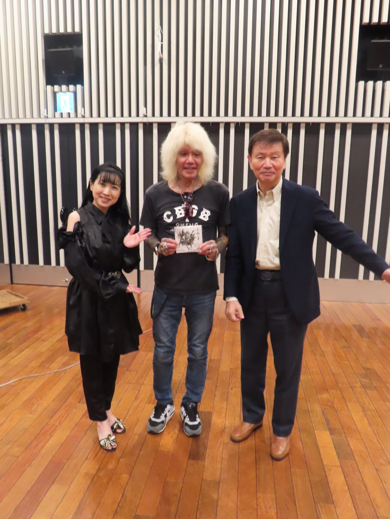 西村知美（左）と森田健作（右）に囲まれる森重樹一森重樹一