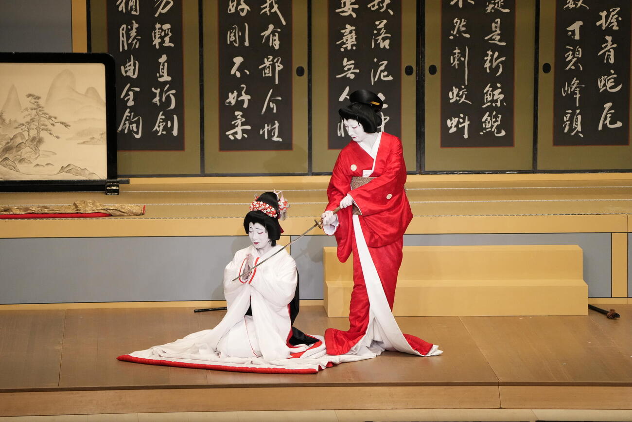 「平成中村座　十月大歌舞伎」第1部「仮名手本忠臣蔵　九段目　山科閑居」に出演する中村鶴松（左）、中村七之助（C）松竹