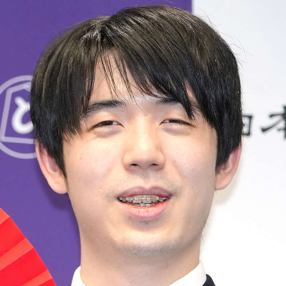 藤井聡太６冠（2024年12月撮影）