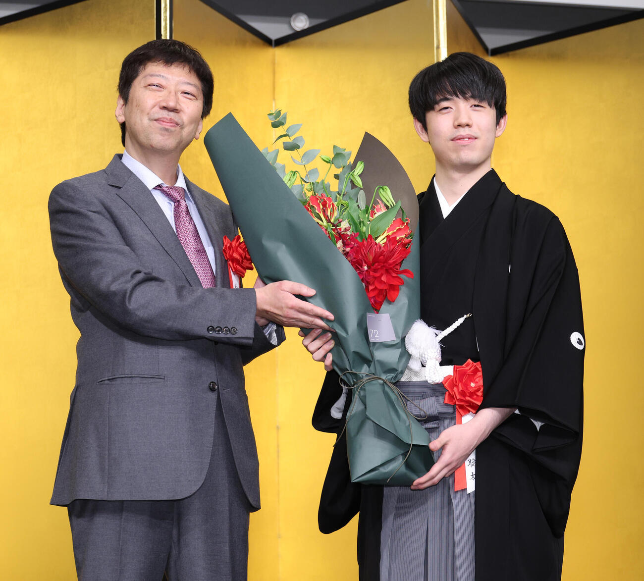 師匠の杉本昌隆八段、藤井聡太6冠（2023年12月撮影）