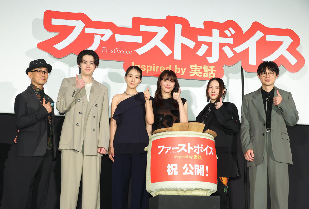 映画「ファーストボイス」初日舞台あいさつを行う、左から前田哲監督、鈴鹿央士、松本穂香、綾瀬はるか、ファーストサマーウイカ、水川かたまり（撮影・中島郁夫）