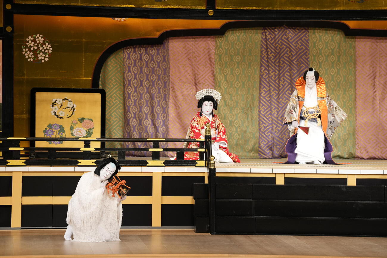 「錦秋十月歌舞伎」第1部「義経千本桜　川連法眼館」の、左から8代目尾上菊五郎、中村雀右衛門、7代目尾上菊五郎（C）松竹