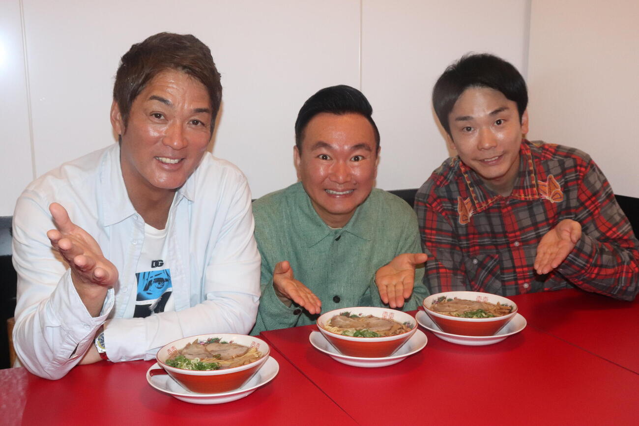 日本テレビ系バラエティー番組「ゲンバ」で、「中華そば　ふじい　新橋店」の緊急ロケを行った、左から長嶋一茂、かまいたち山内健司、濱家隆一