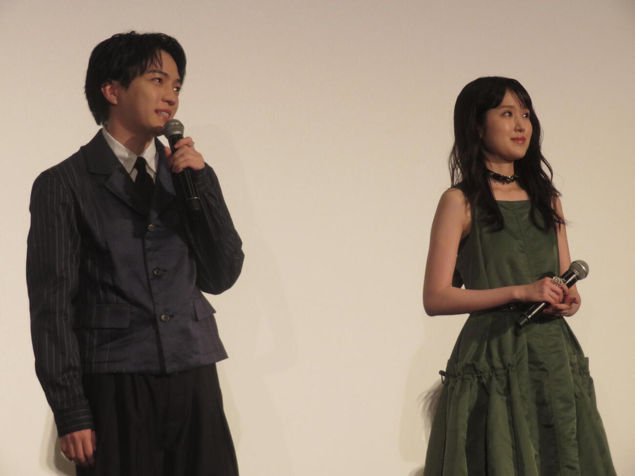 映画「時給三〇〇円の死神」（酒井麻衣監督）初日舞台あいさつに登壇した西畑大吾と福本莉子
