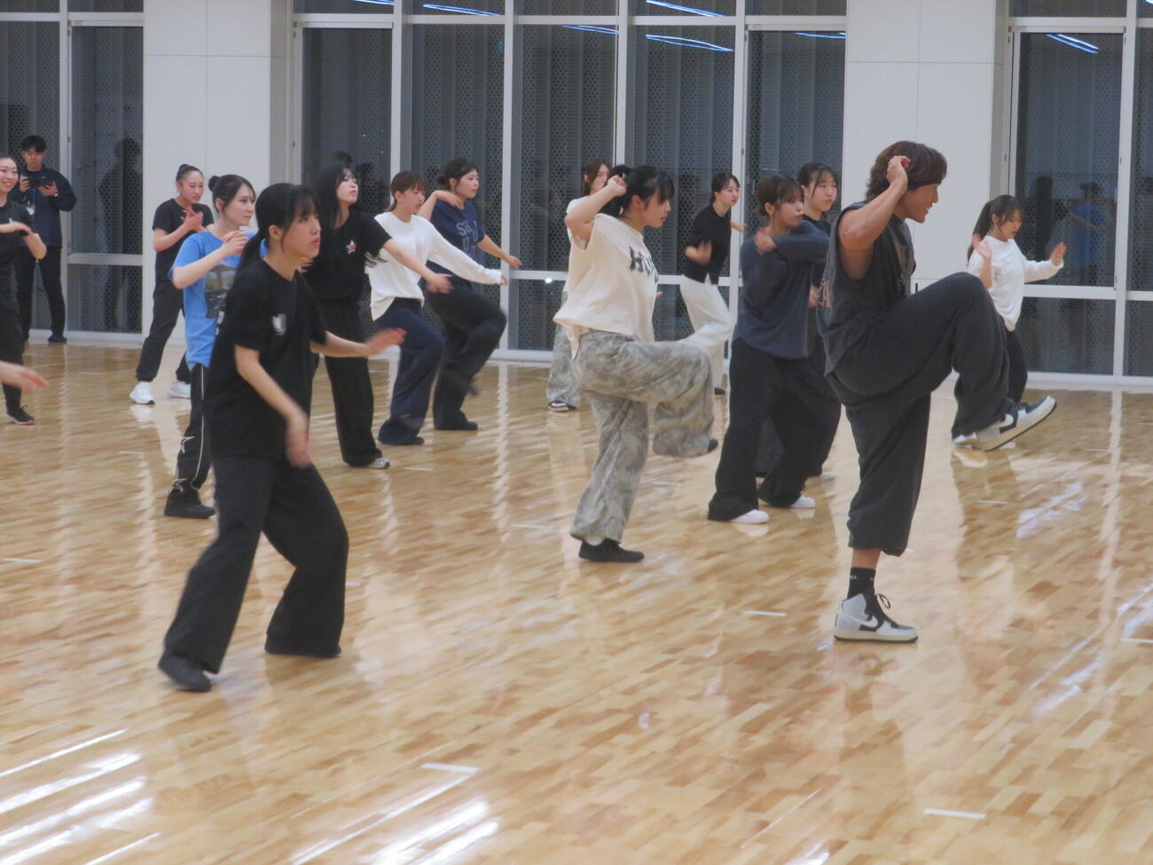 東京女子体育大の生徒にワークショップを行うGENERATIONS中務裕太GENERATIONS中務裕太（撮影・川田和博）