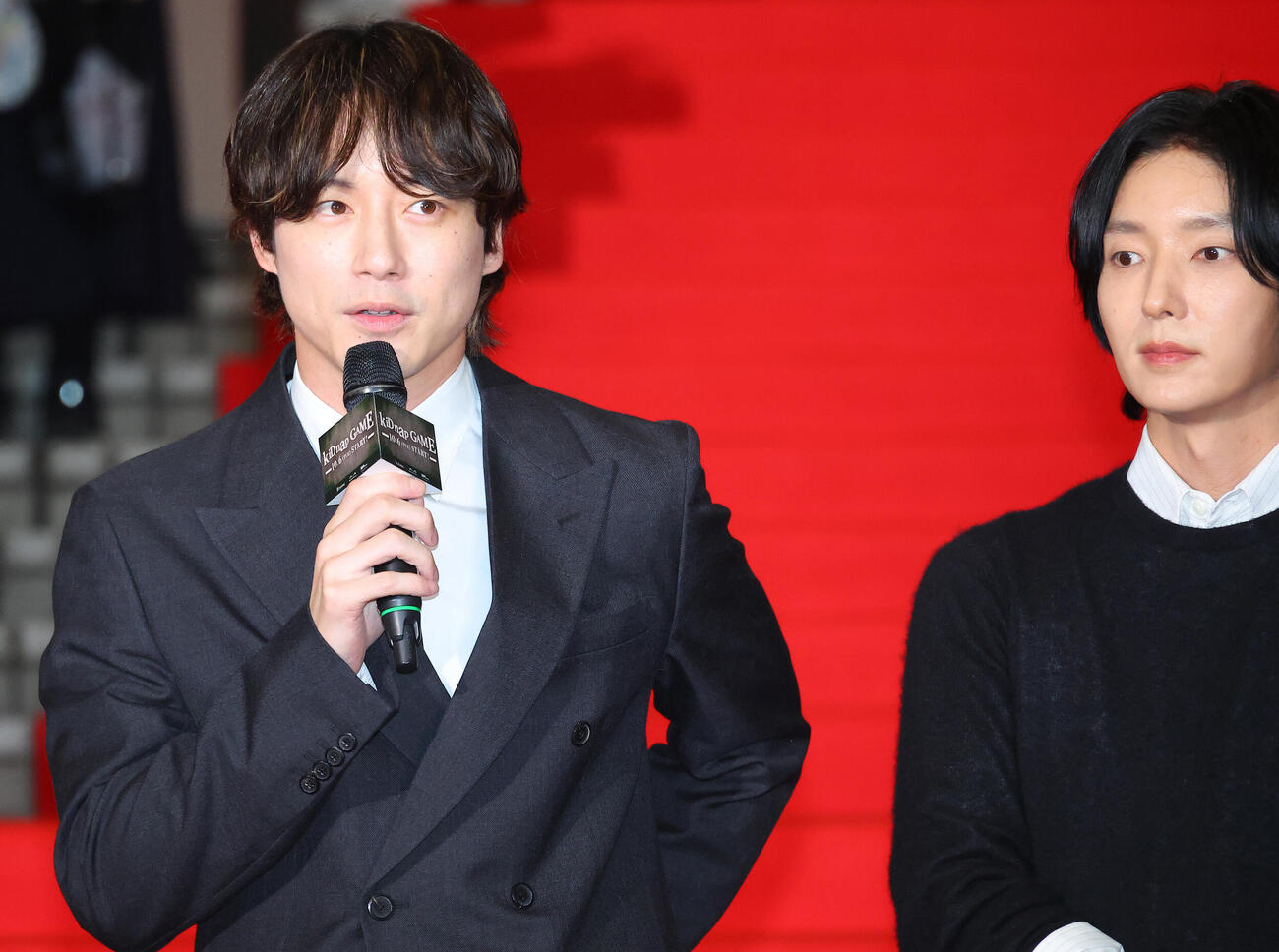 ドラマ「kiDnap GAME」舞台あいさつを行った坂口健太郎（左）とイ・ジュンギ（撮影・中島郁夫）