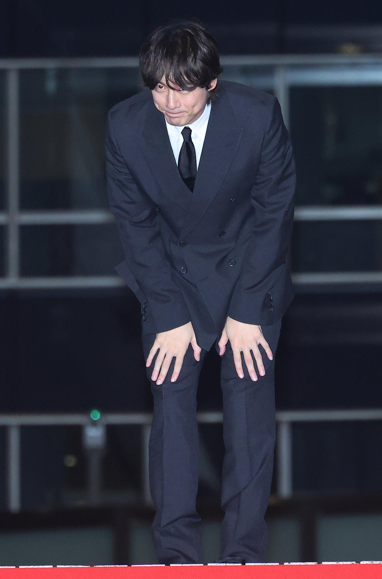 ドラマ「kiDnap GAME」舞台あいさつで一礼する坂口健太郎（撮影・中島郁夫）