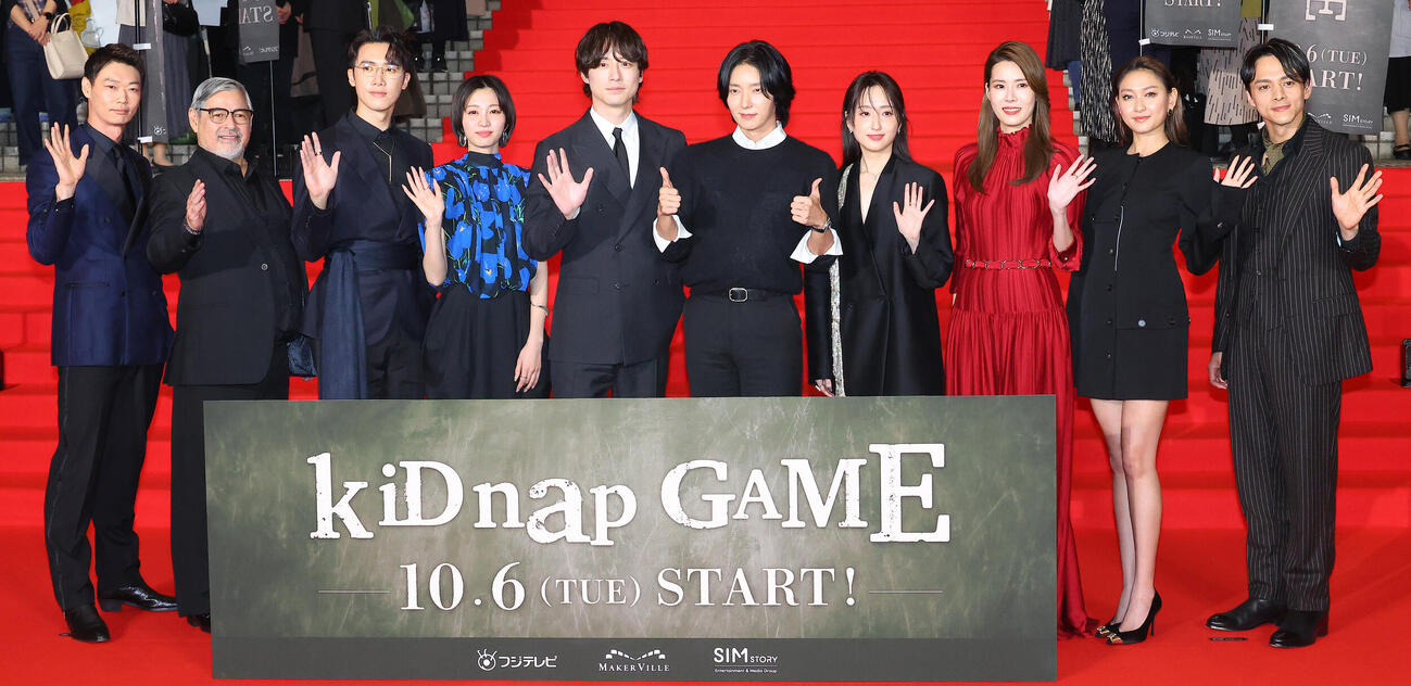 ドラマ「kiDnap GAME」舞台あいさつを行う、左から笠松将、ジョエル・トーレ、スタンリー・ヤウ、岡崎紗絵、坂口健太郎、イ・ジュンギ、アリス・クー、キャリー・ウォン、プレーオ・ナルポーンカモン・チャイセーン、満島真之介（撮影・中島郁夫）