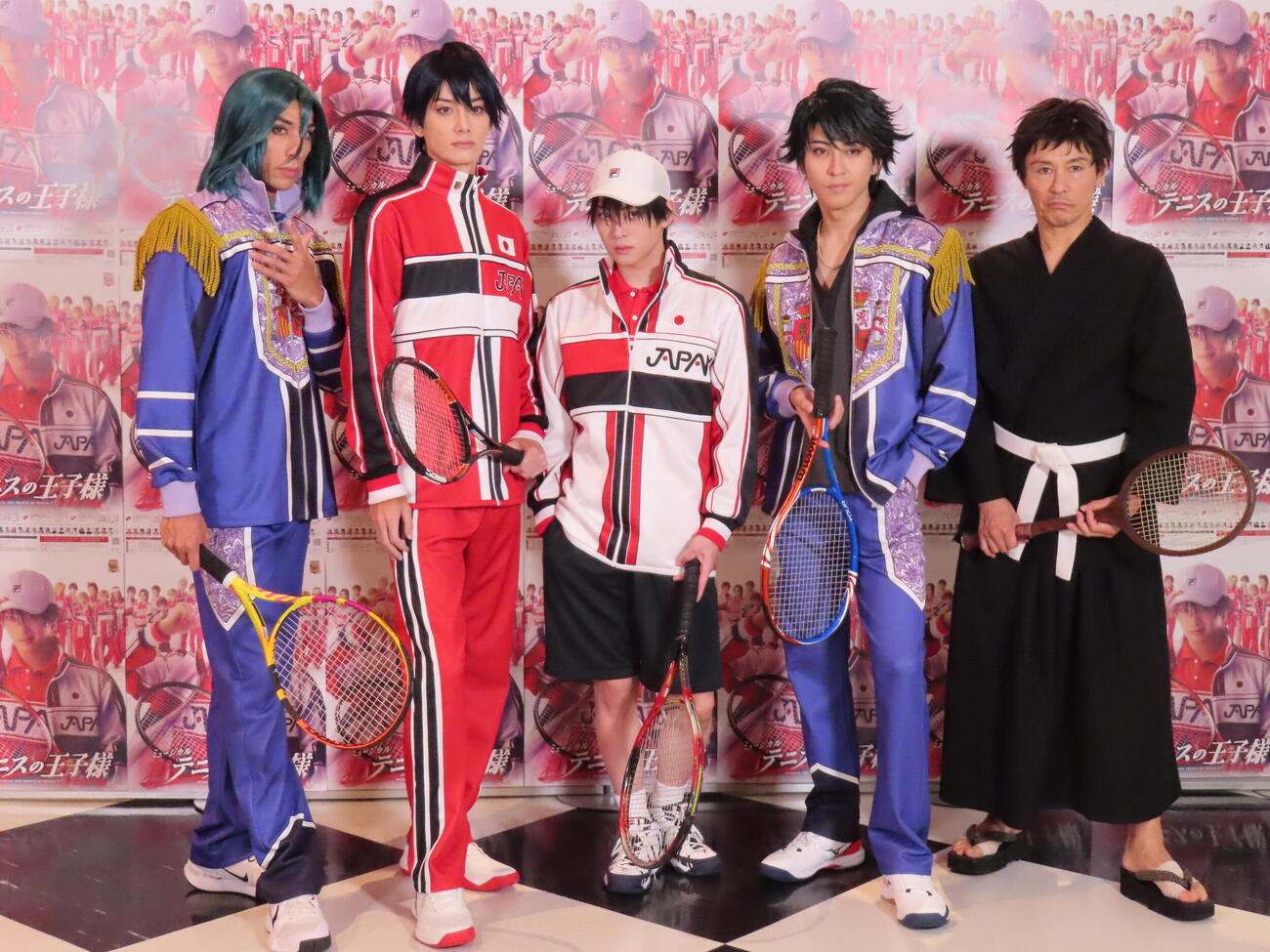 ミュージカル『新テニスの王子様』The Final Stageの囲み取材に臨んだ、左から當間ローズ、小野健斗、今牧輝琉、井澤勇貴、上島雪夫（撮影・鎌田良美）

