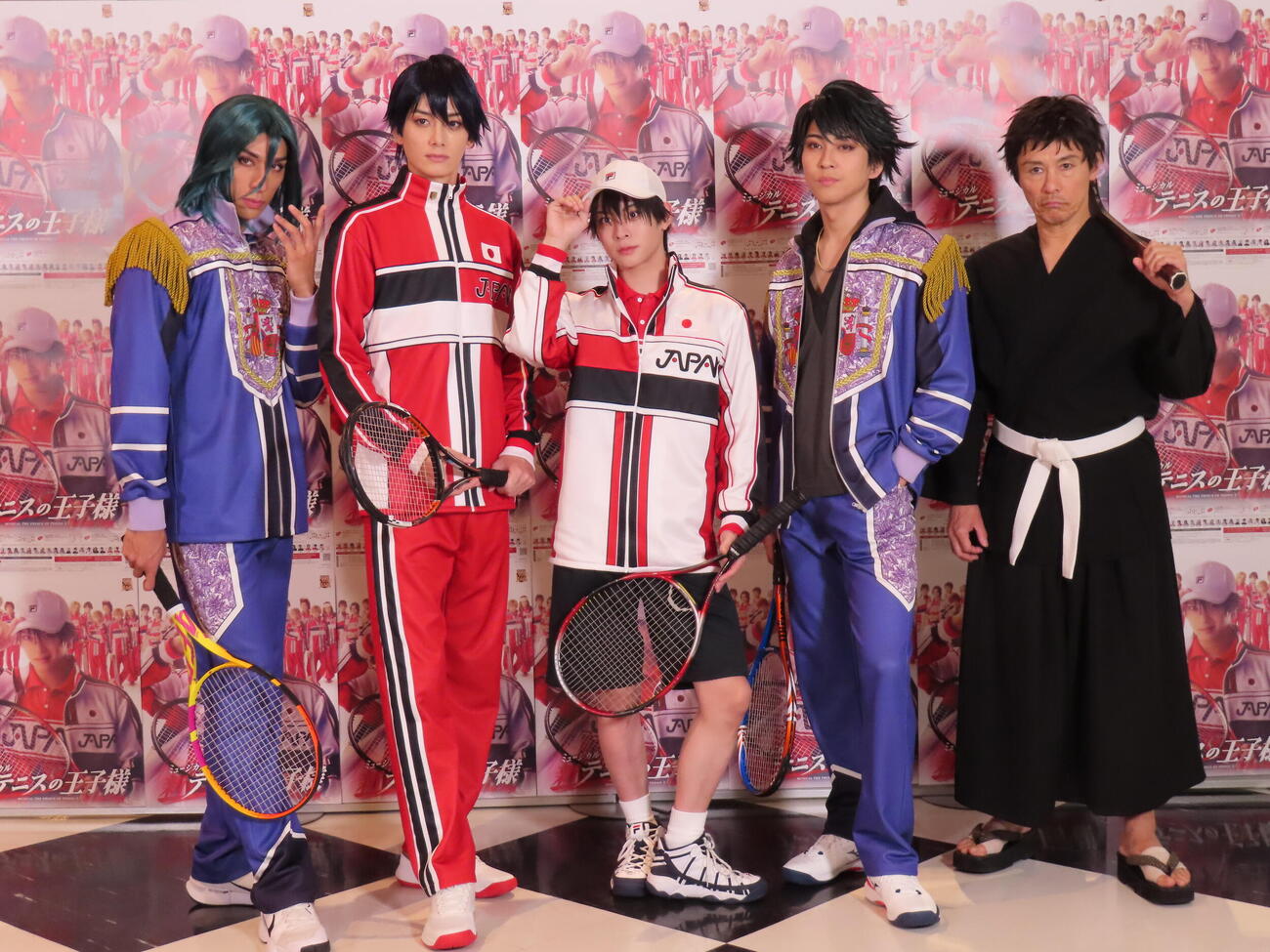 ミュージカル『新テニスの王子様』The Final Stageの囲み取材に臨んだ、左から當間ローズ、小野健斗、今牧輝琉、井澤勇貴、上島雪夫（撮影・鎌田良美）
