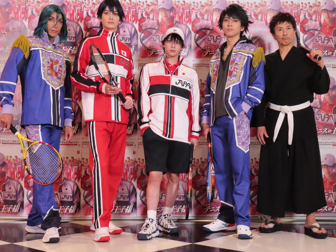 ミュージカル『新テニスの王子様』The Final Stageの囲み取材に臨んだ、左から當間ローズ、小野健斗、今牧輝琉、井澤勇貴、上島雪夫（撮影・鎌田良美）

