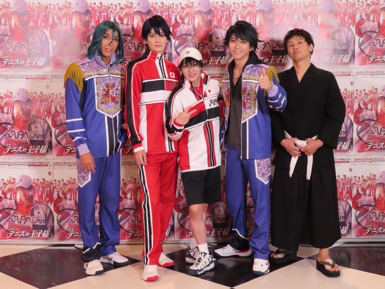 ミュージカル『新テニスの王子様』The Final Stageの囲み取材に臨んだ、左から當間ローズ、小野健斗、今牧輝琉、井澤勇貴、上島雪夫（撮影・鎌田良美）
