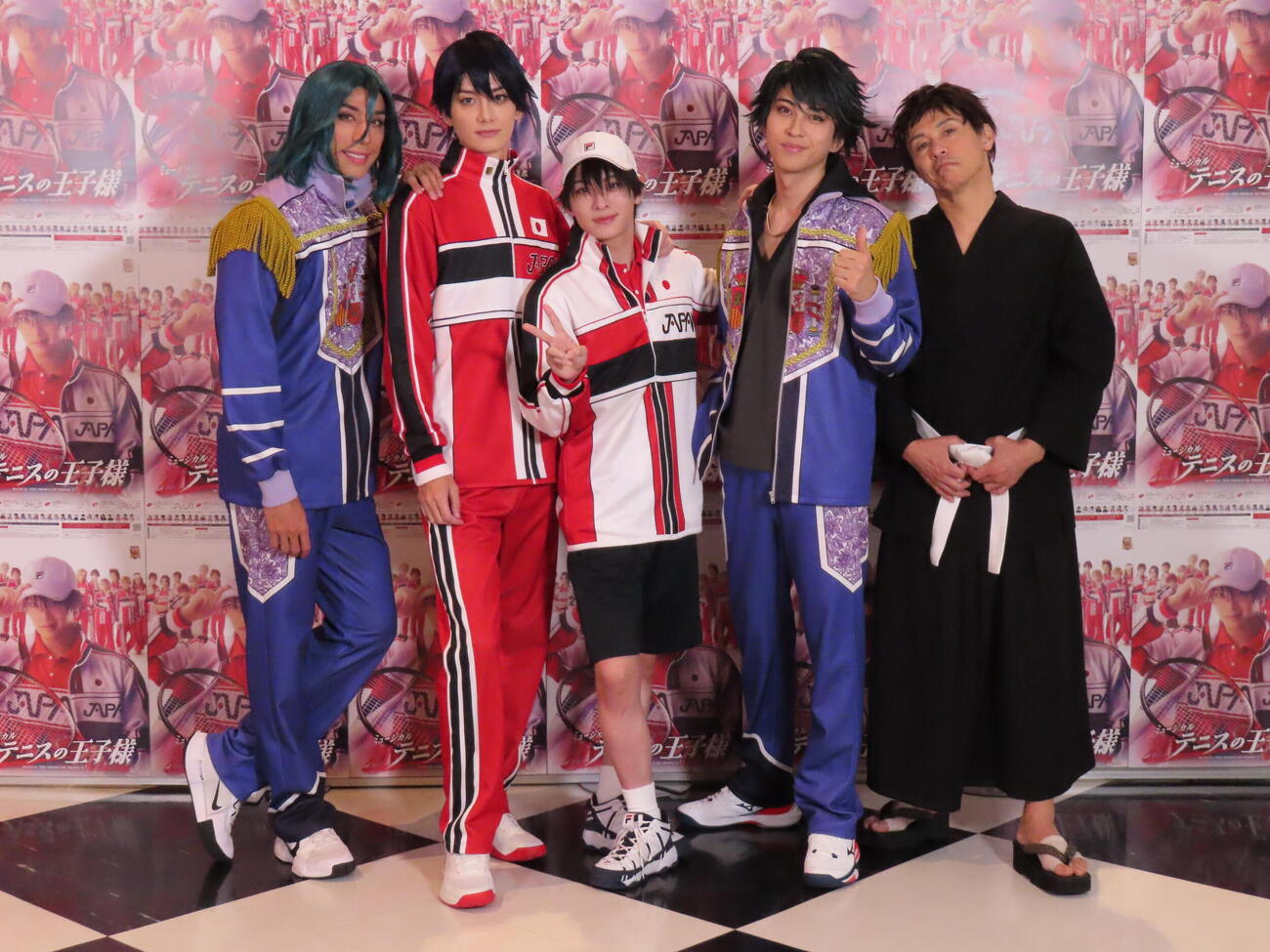 ミュージカル『新テニスの王子様』The Final Stageの囲み取材に臨んだ、左から當間ローズ、小野健斗、今牧輝琉、井澤勇貴、上島雪夫（撮影・鎌田良美）
