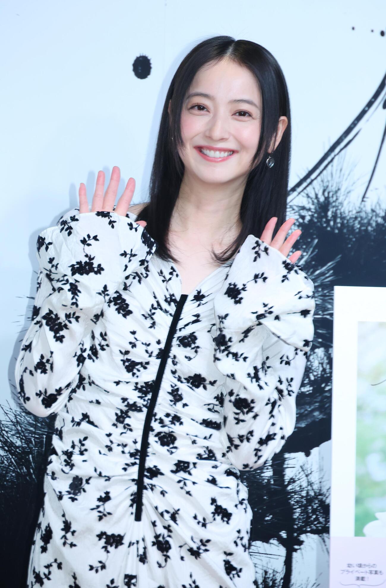フォトエッセイ発売記念会見を行う佐々木希（撮影・中島郁夫）