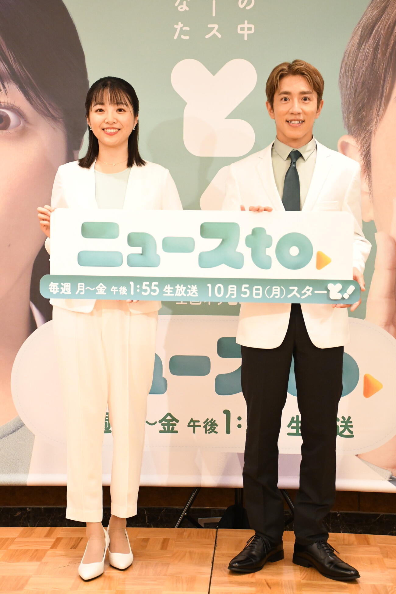 新番組「ニュースto」の制作発表会見に出席したSUPER EIGHT村上信五（右）と読売テレビの黒木千晶アナウンサー（撮影・阪口孝志）