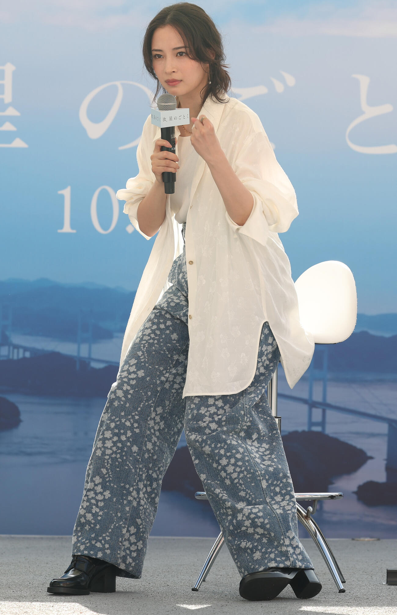 映画「汝、星のごとく」の公開直前イベントに登壇した広瀬すずは人生について質問した中学生にエールのガッツポーズを送る（撮影・水谷安孝）