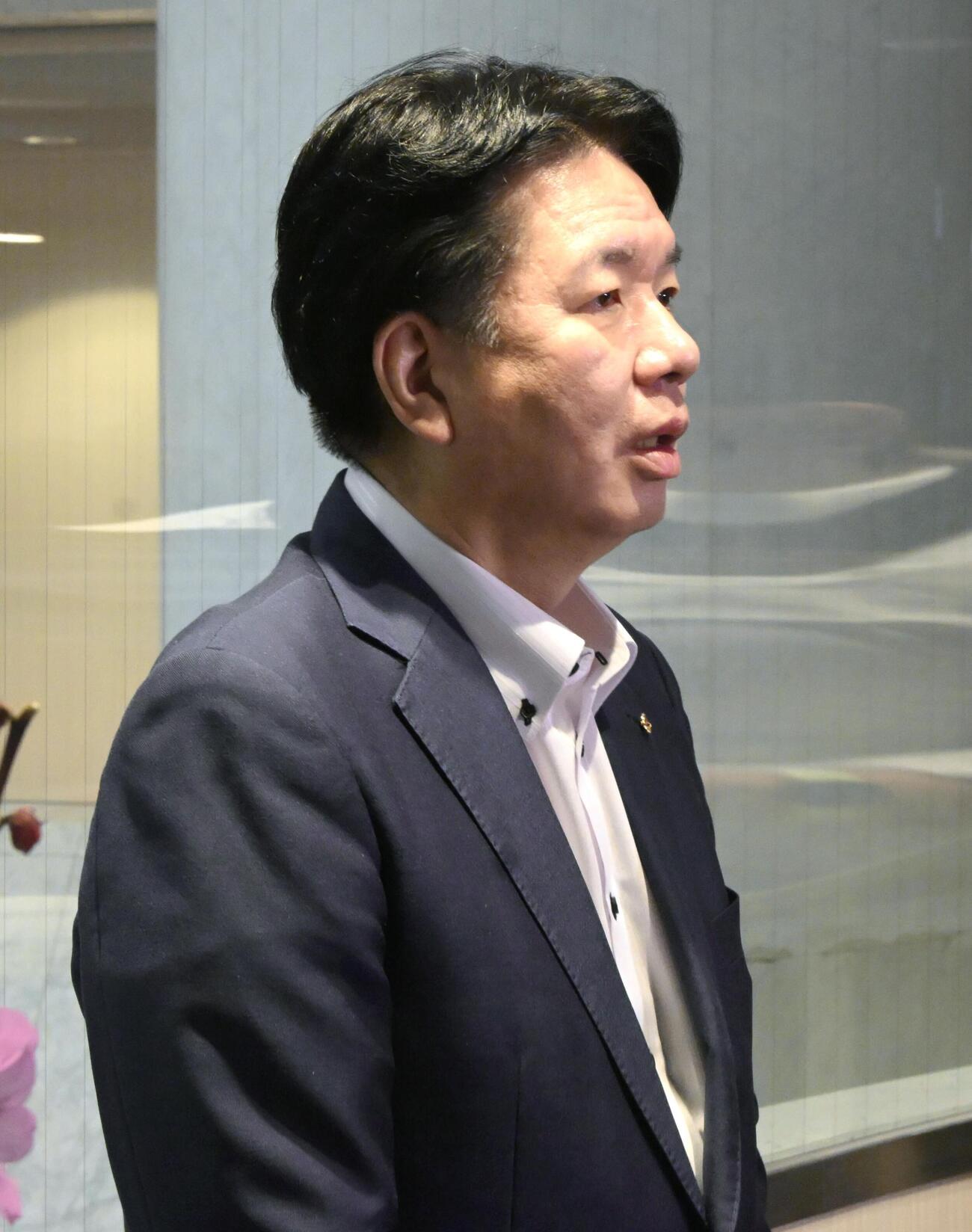 報道陣の取材に応じる福岡県議会の吉松源昭県議＝10月1日午後、県議会棟（共同）