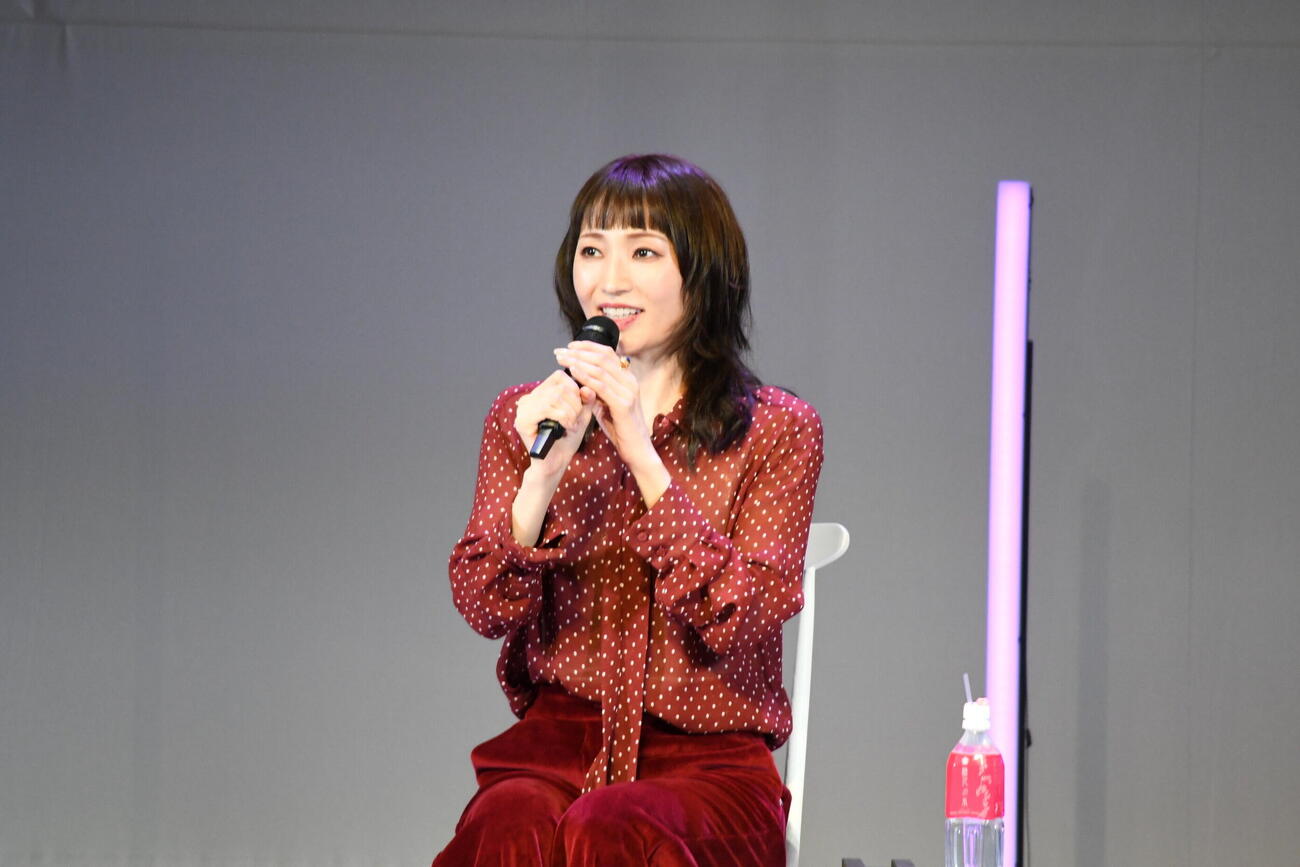 梅花女子大学文化表現学部舞台芸術表現学科開設記念スペシャルイベントに登壇した元宝塚歌劇団雪組トップ望海風斗（撮影・阪口孝志）