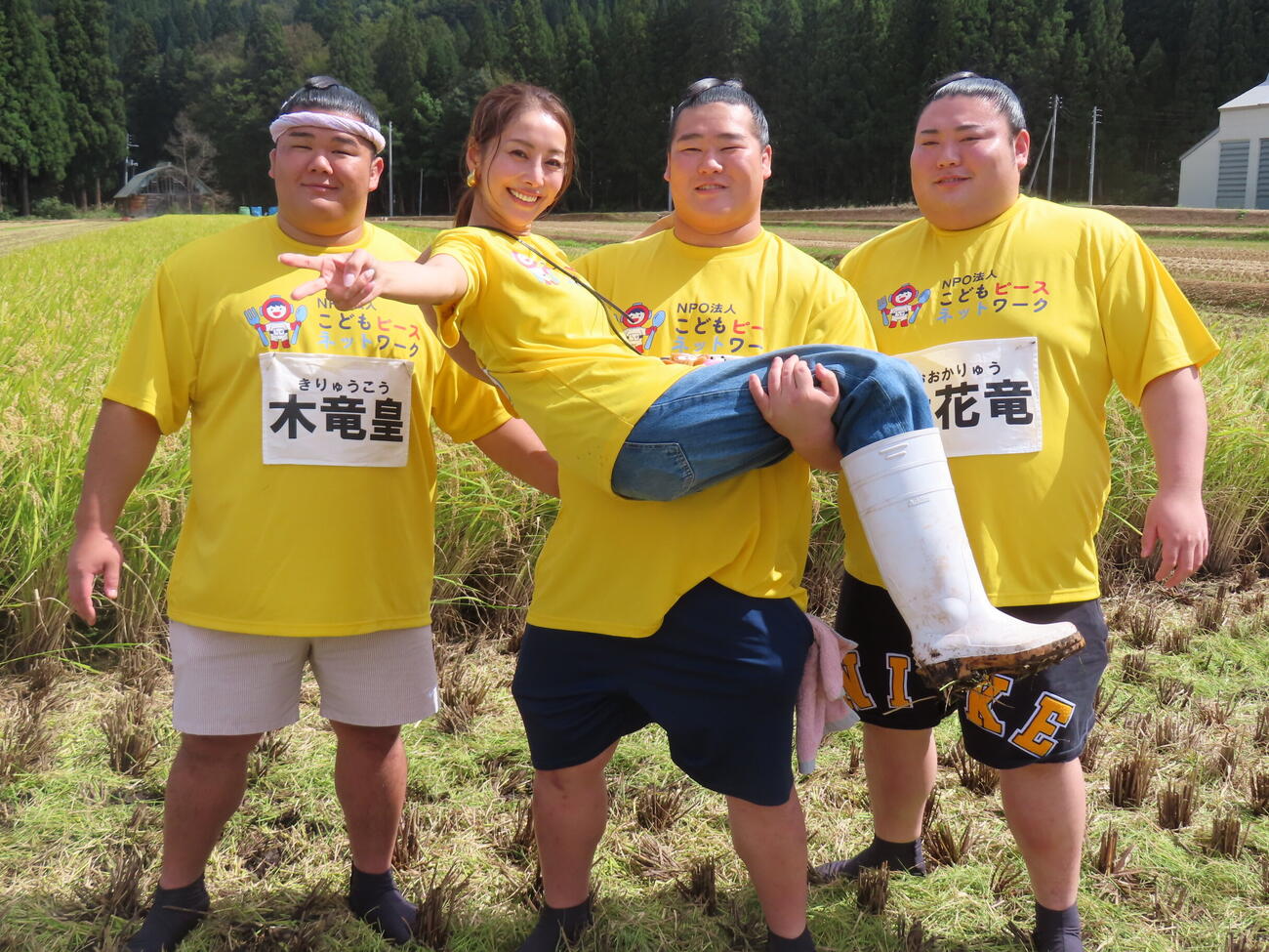 春雷にお姫さま抱っこされる熊切あさ美（中）と木竜皇（左）と大花竜
