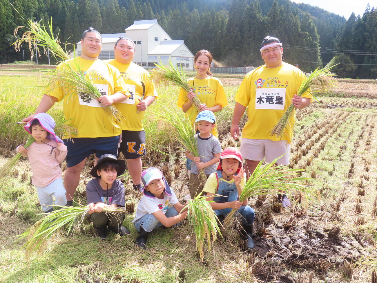 新潟・津南町の「立浪部屋ファーム」で、招待した子ども食堂の子供たちと稲刈りをした、後列左から春雷、大花竜、熊切あさ美、木竜皇