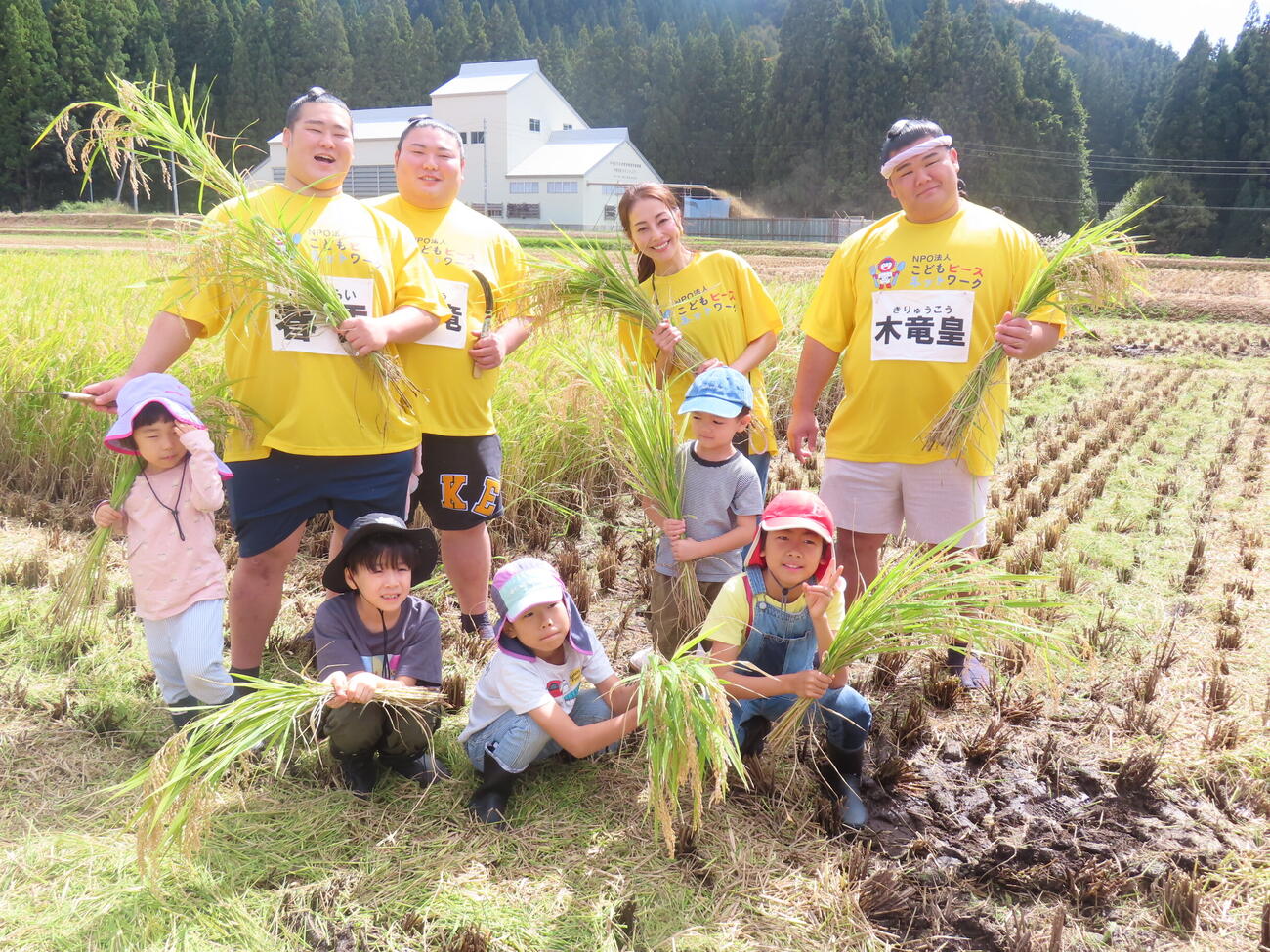 新潟・津南町の「立浪部屋ファーム」で、招待した子ども食堂の子供たちと稲刈りをした、後列左から春雷、大花竜、熊切あさ美、木竜皇