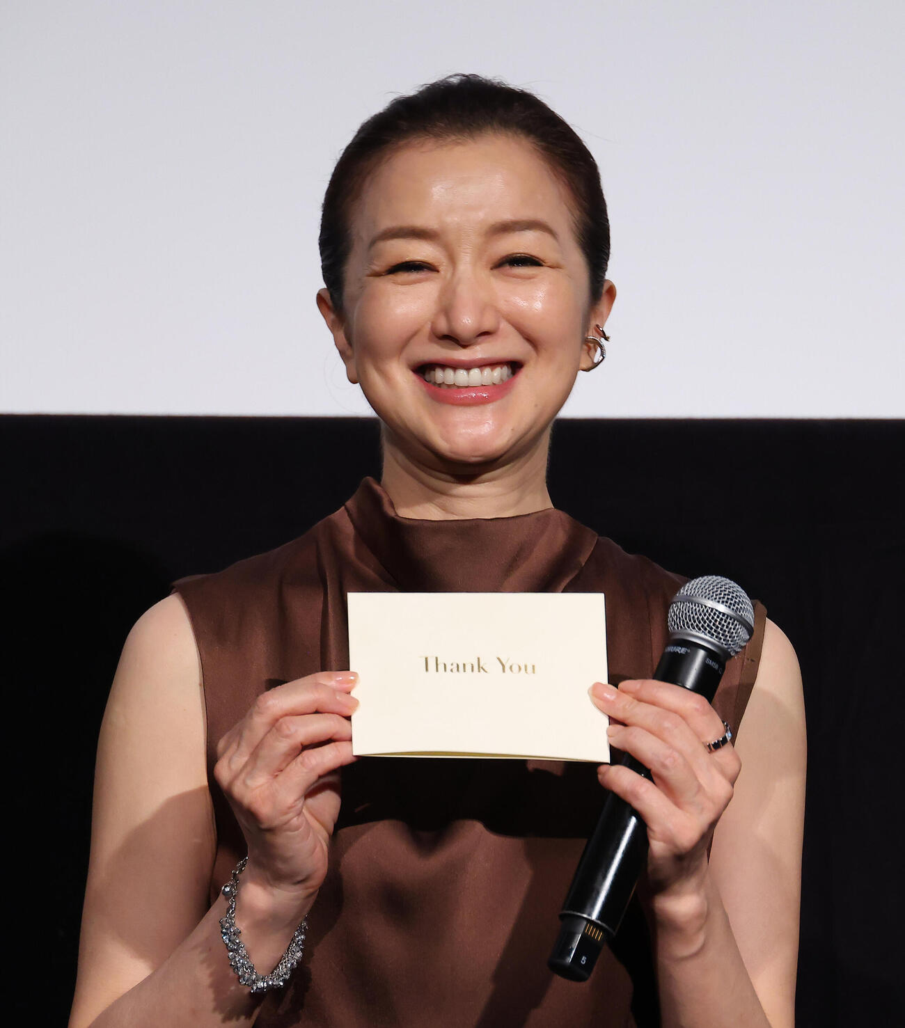 映画「キリコのタクト～YELL～」公開記念上映会舞台あいさつで共演者の藤原大祐からの手紙を手にする鈴木京香（撮影・中島郁夫）