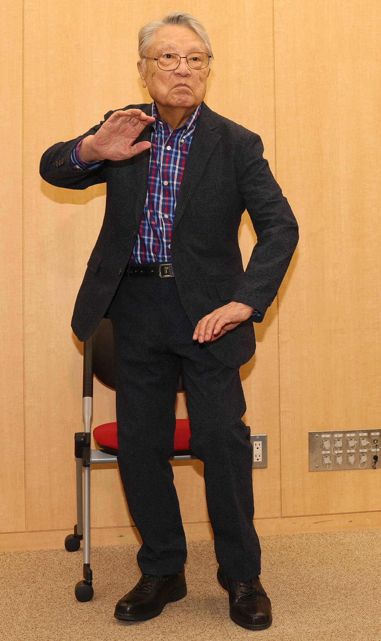 芸能界引退を表明していた伊東四朗はラジオの収録を終え会見でポーズをとる（撮影・水谷安孝）