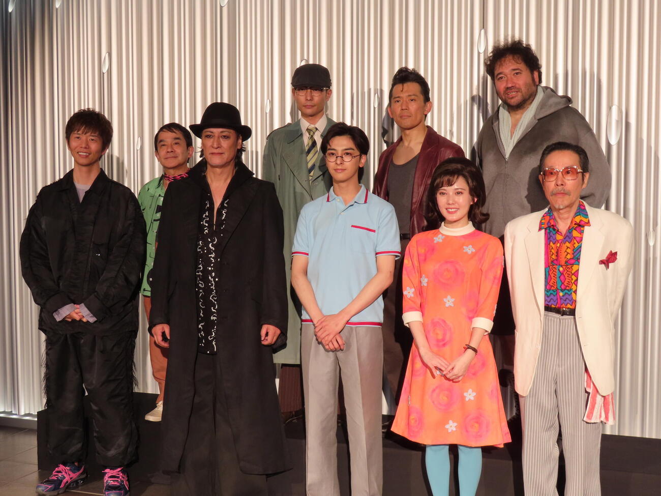 ミュージカル「獅子　THE LION－BEAT」囲み取材に臨んだ、前列左から杉原邦生氏、橋本さとし、新原泰佑、北香那、田口トモロヲ、後列左からさとうこうじ、田中俊介、岡田義徳、勝矢
