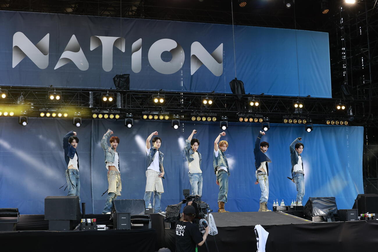 「a－nation 2026」でパフォーマンスするNEXZ