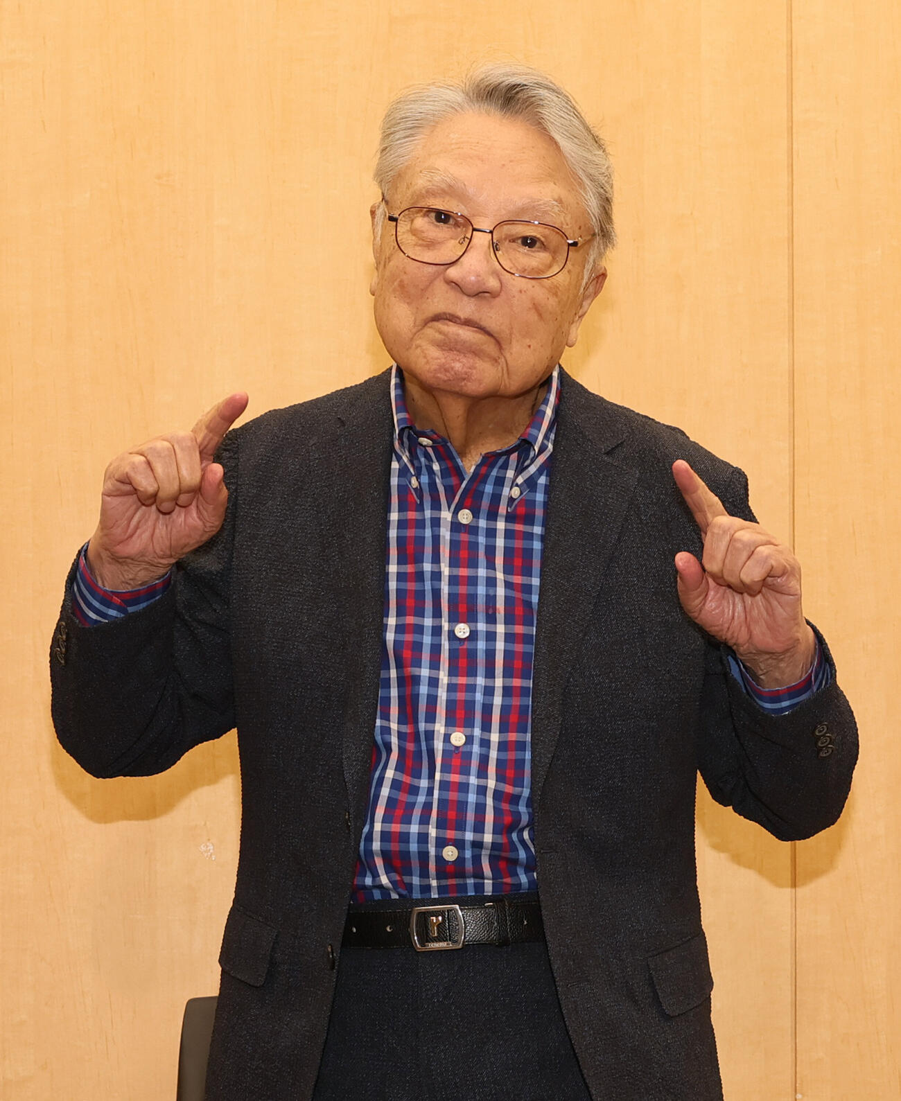 芸能界引退を表明していた伊東四朗はラジオの収録を終え会見でポーズをとる（撮影・水谷安孝）