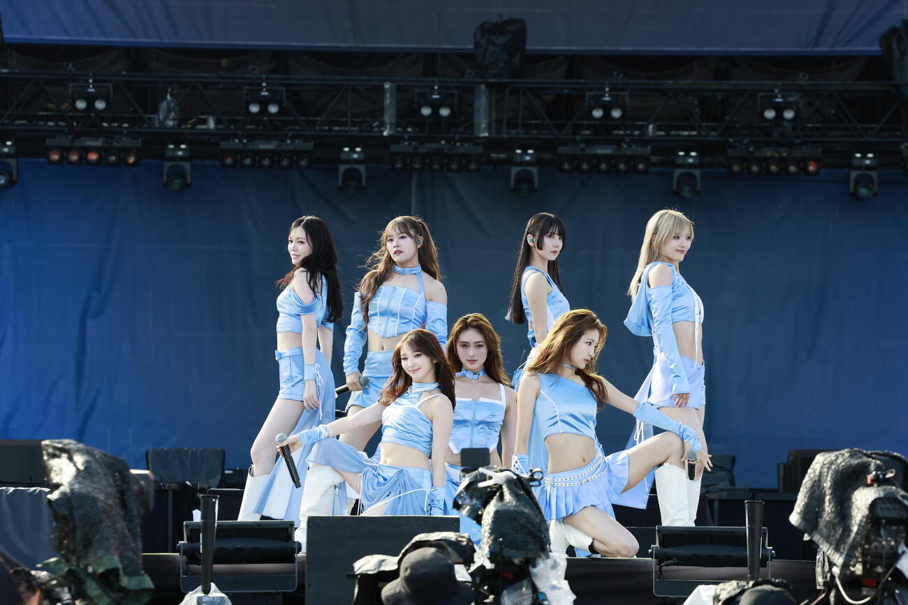 「a－nation 2026」でパフォーマンスするGirls2