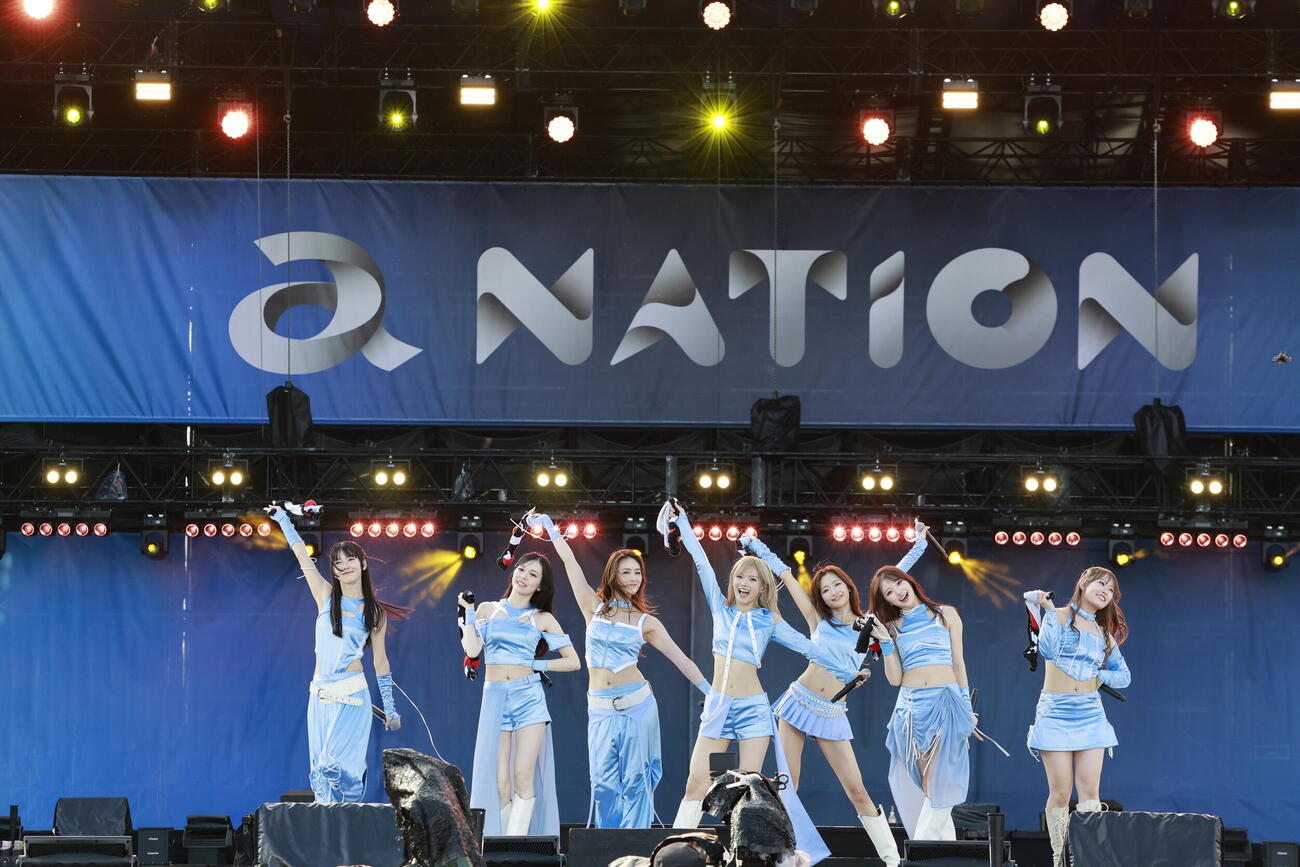 「a－nation 2026」でパフォーマンスするGirls2