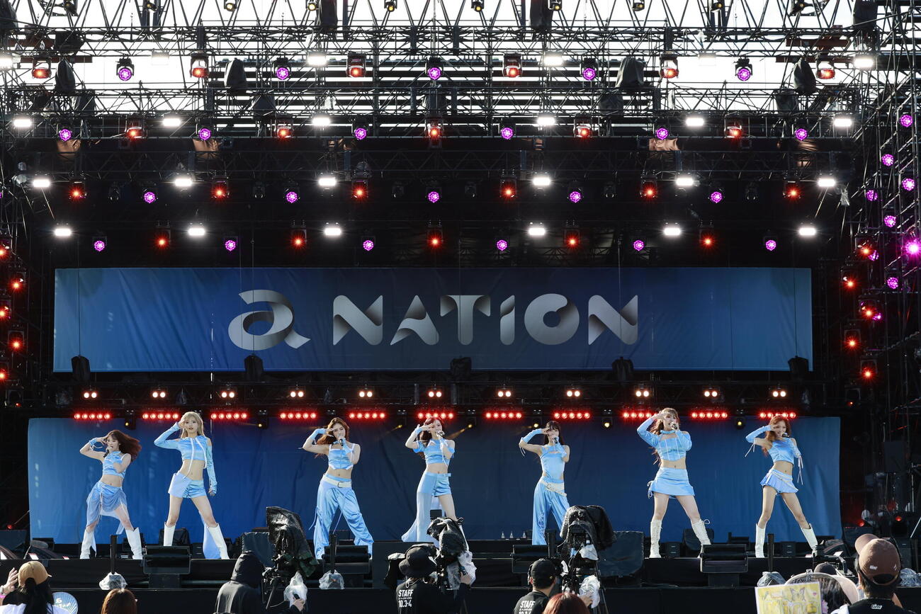 「a－nation 2026」でパフォーマンスするGirls2