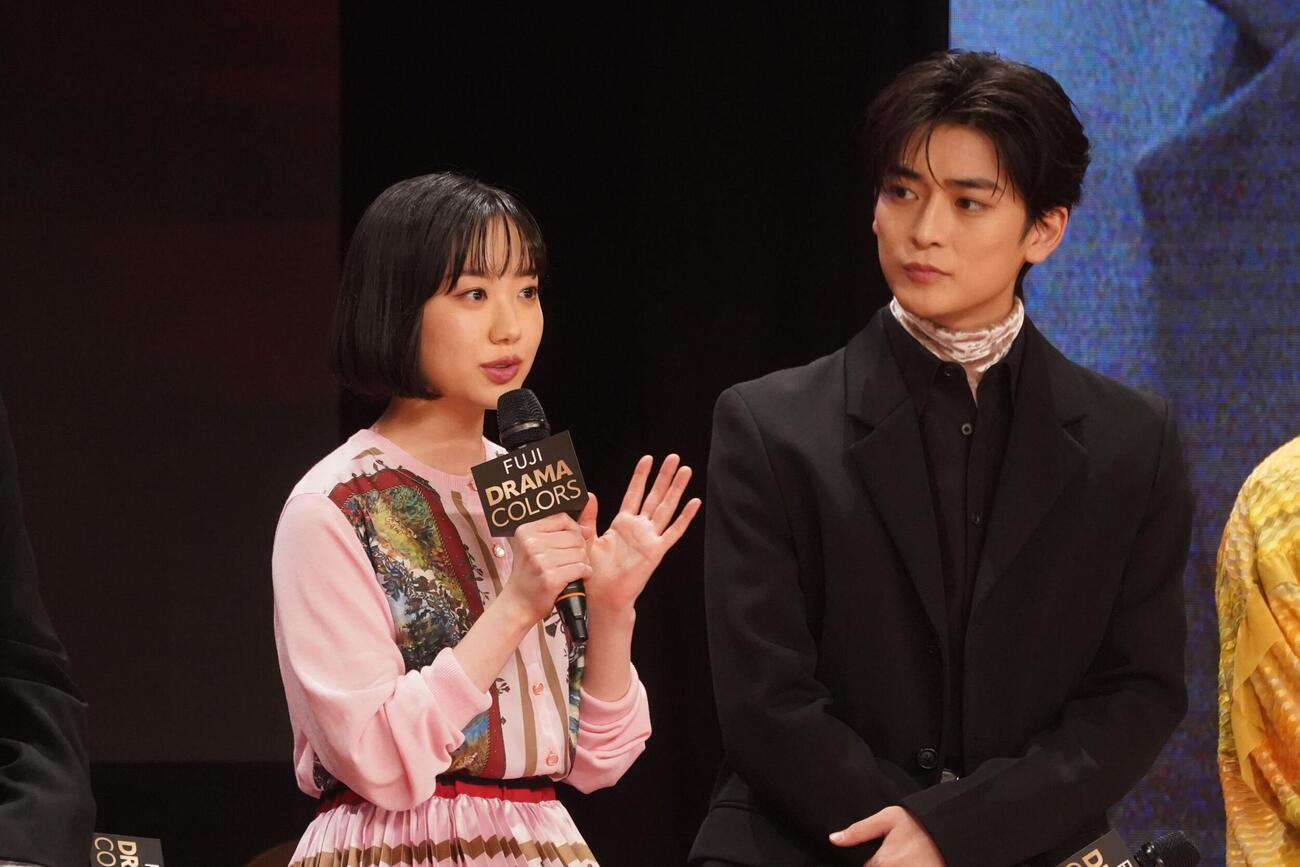 「FUJI DRAMA COLORS 2026 AUTUMNに登壇した左から芦田愛菜、高橋文哉