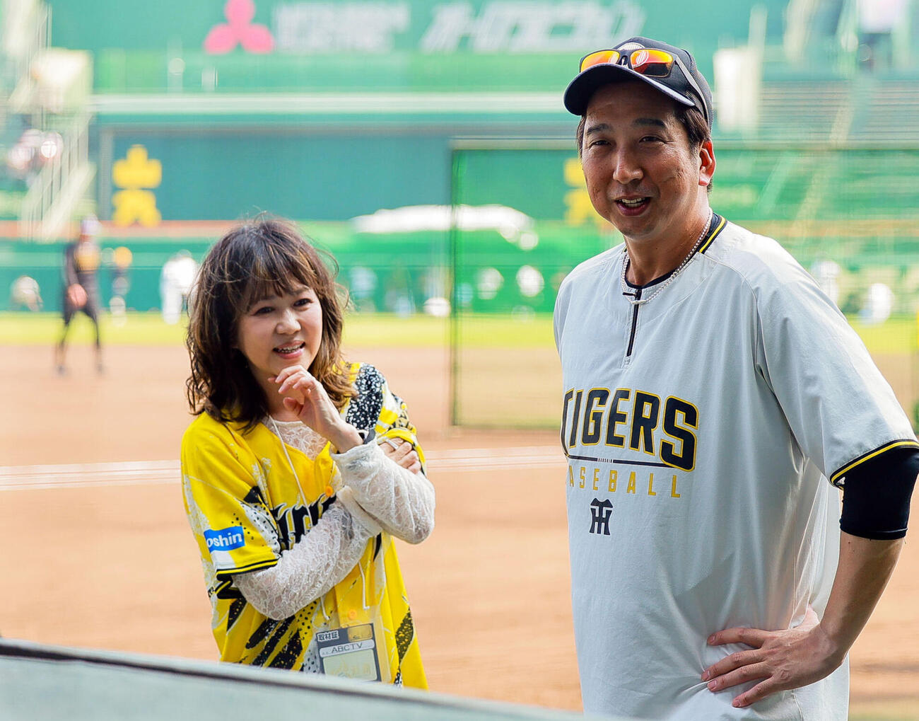 LINDBERGの渡瀬マキ（左）と阪神藤川監督（2026年撮影）