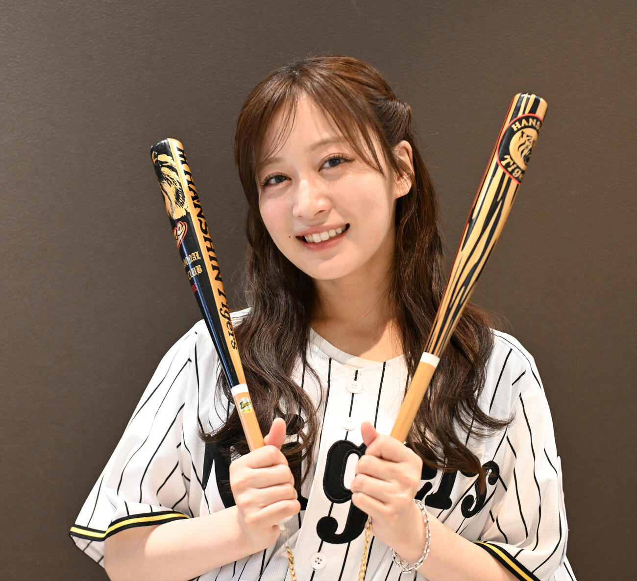 応援グッズを手に阪神優勝を喜ぶ元NMB48の川上千尋（撮影・和賀正仁）