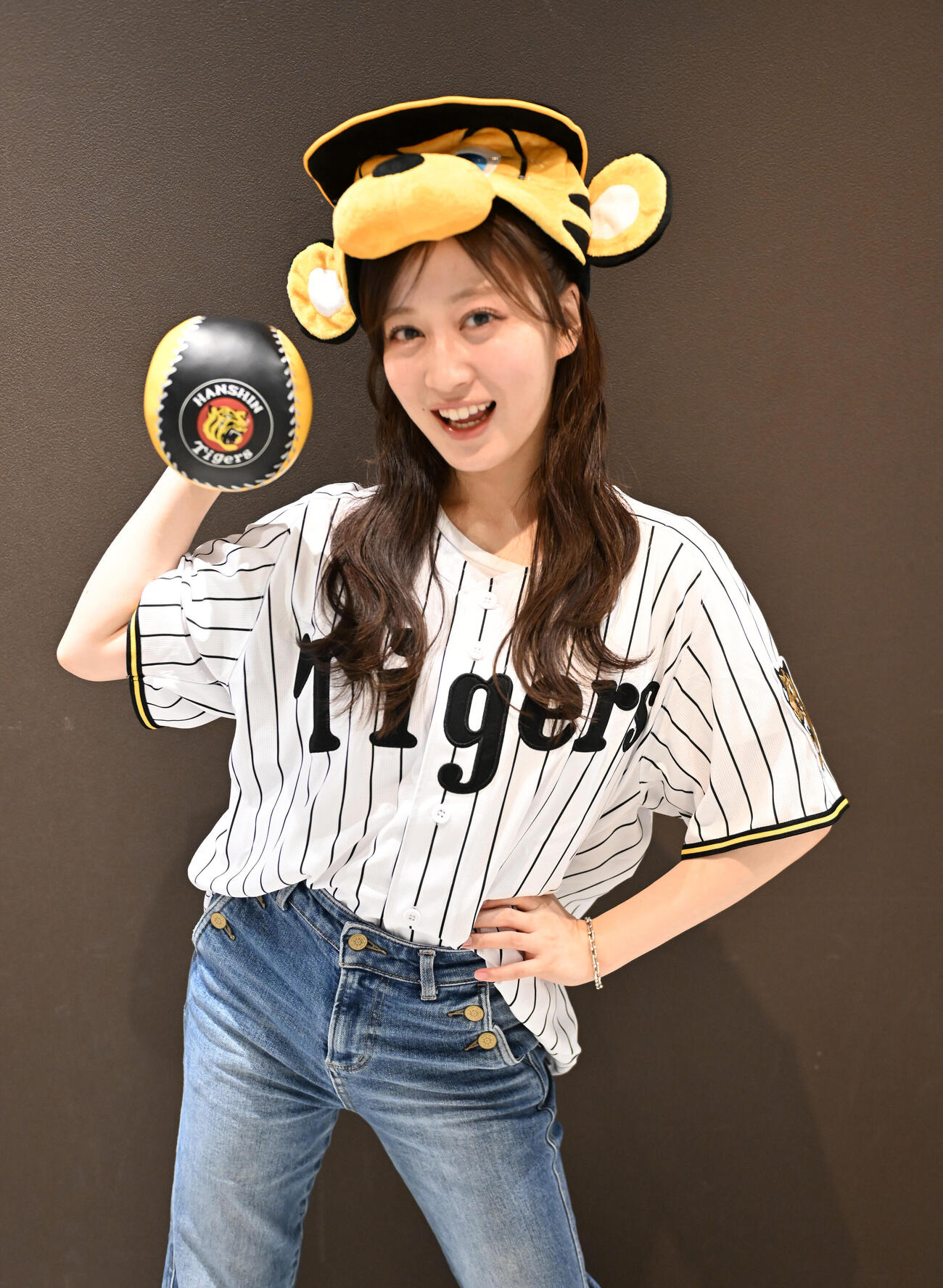応援グッズを手に阪神優勝を喜ぶ元NMB48の川上千尋（撮影・和賀正仁）