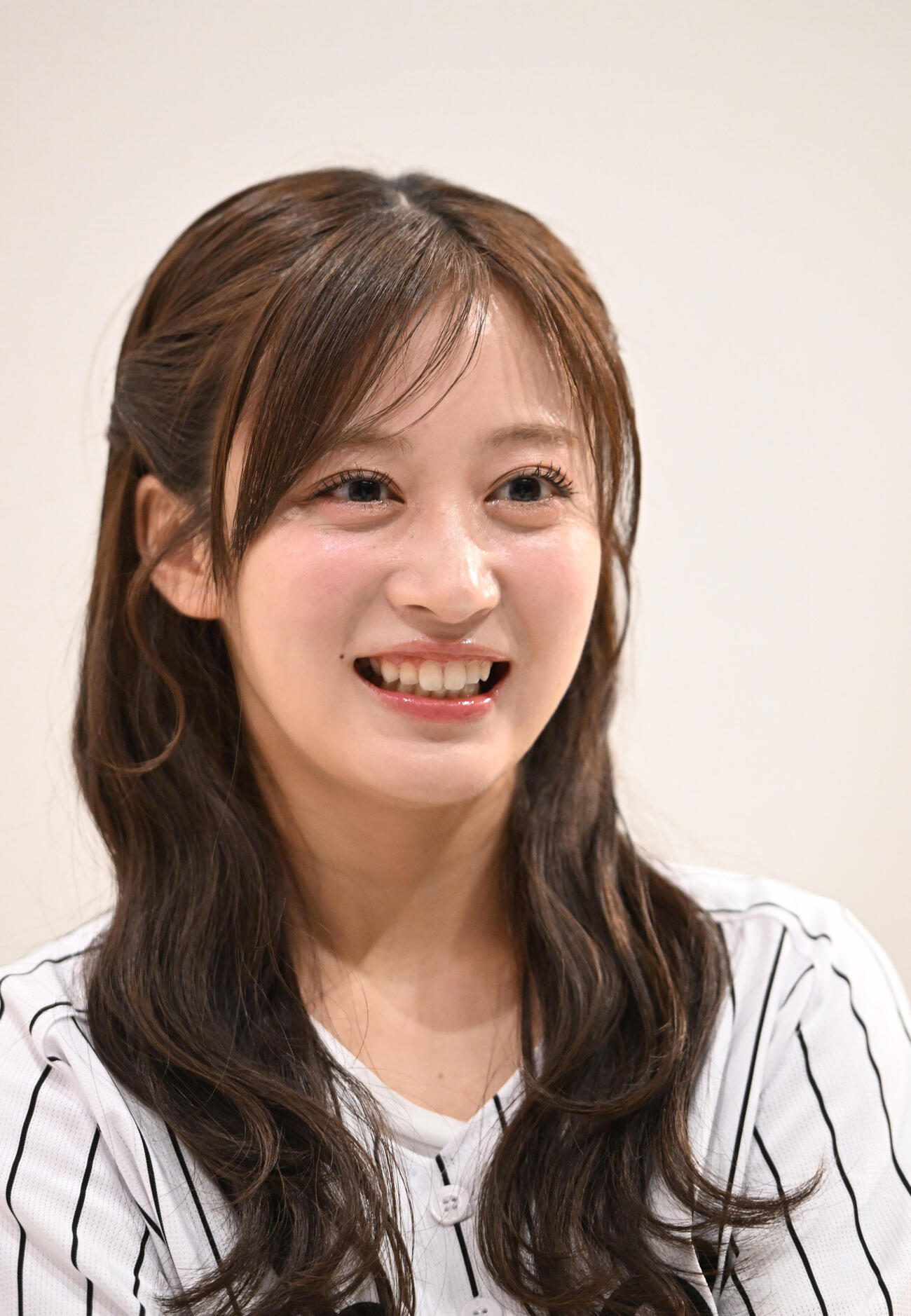 今季の阪神の戦いぶりについて笑顔で話す元NMB48の川上千尋（撮影・和賀正仁）
