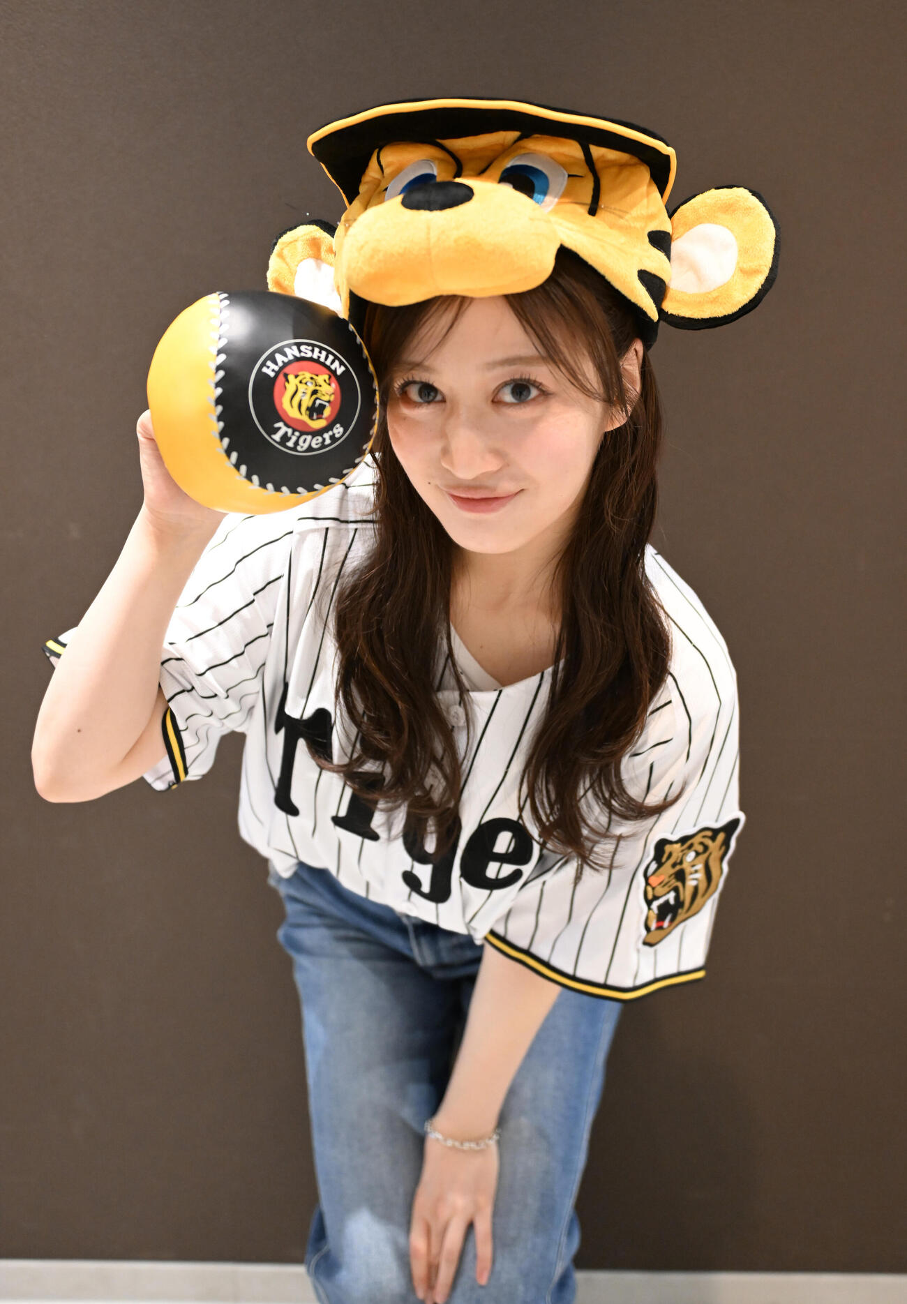 応援グッズを手に阪神優勝を喜ぶ元NMB48の川上千尋（撮影・和賀正仁）
