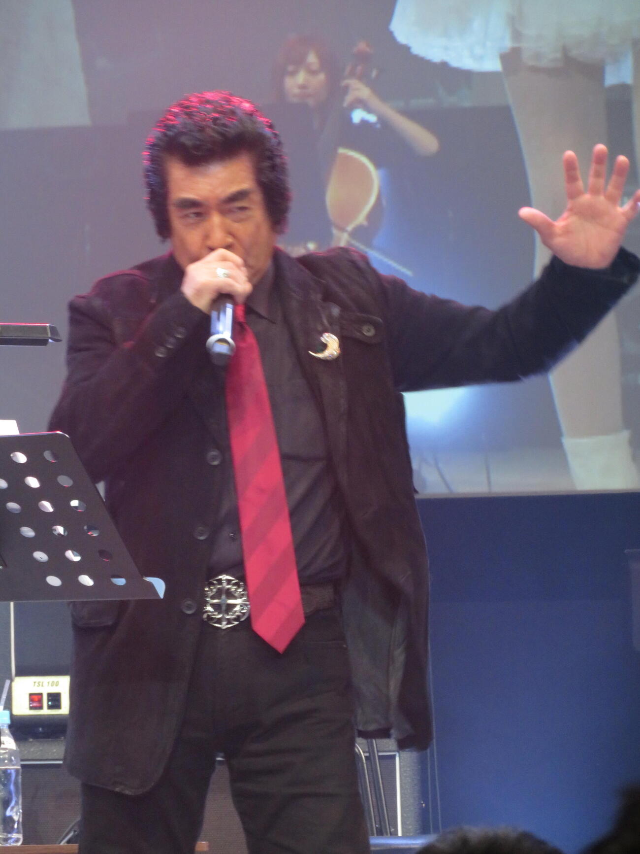 「藤岡ファミリーファンミーティング2026」で歌う藤岡弘、（撮影・村上幸将）