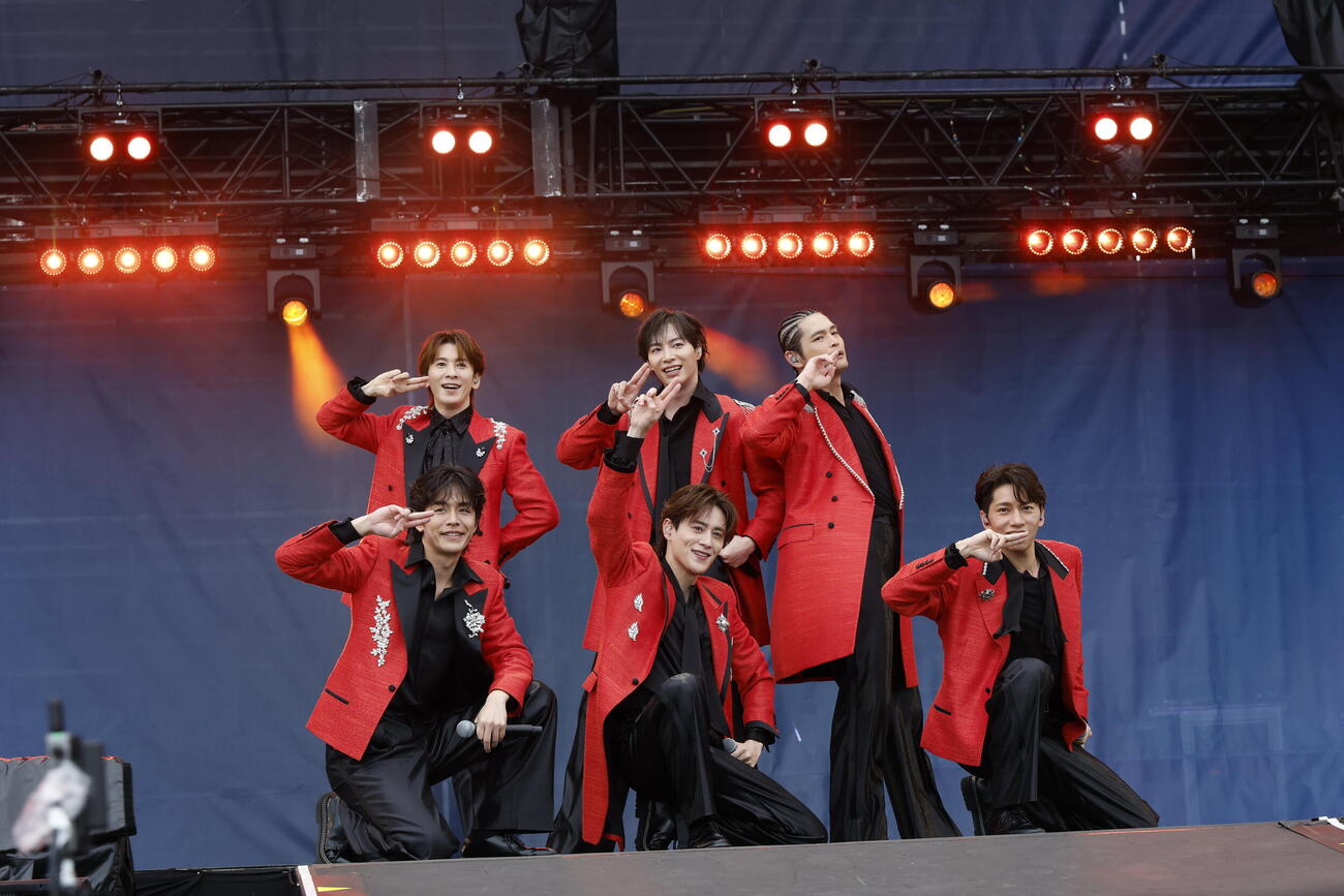 「a－nation 2026」でパフォーマンスするSHOW－WA。青山隼は後列最も右